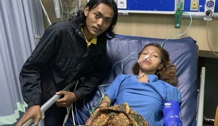 Cewek Ini Tersambar Petir saat Lagi Senderan di Kulkas dan Tak Main HP (kompas.com)