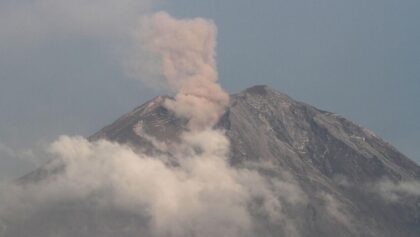 Gunung Semeru Erupsi Bertubi-Tubi, Kolom Abu Capai 800 Meter