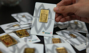 Harga Emas Antam Hari Ini Turun Rp23.000, Cek Buyback dan Pajaknya