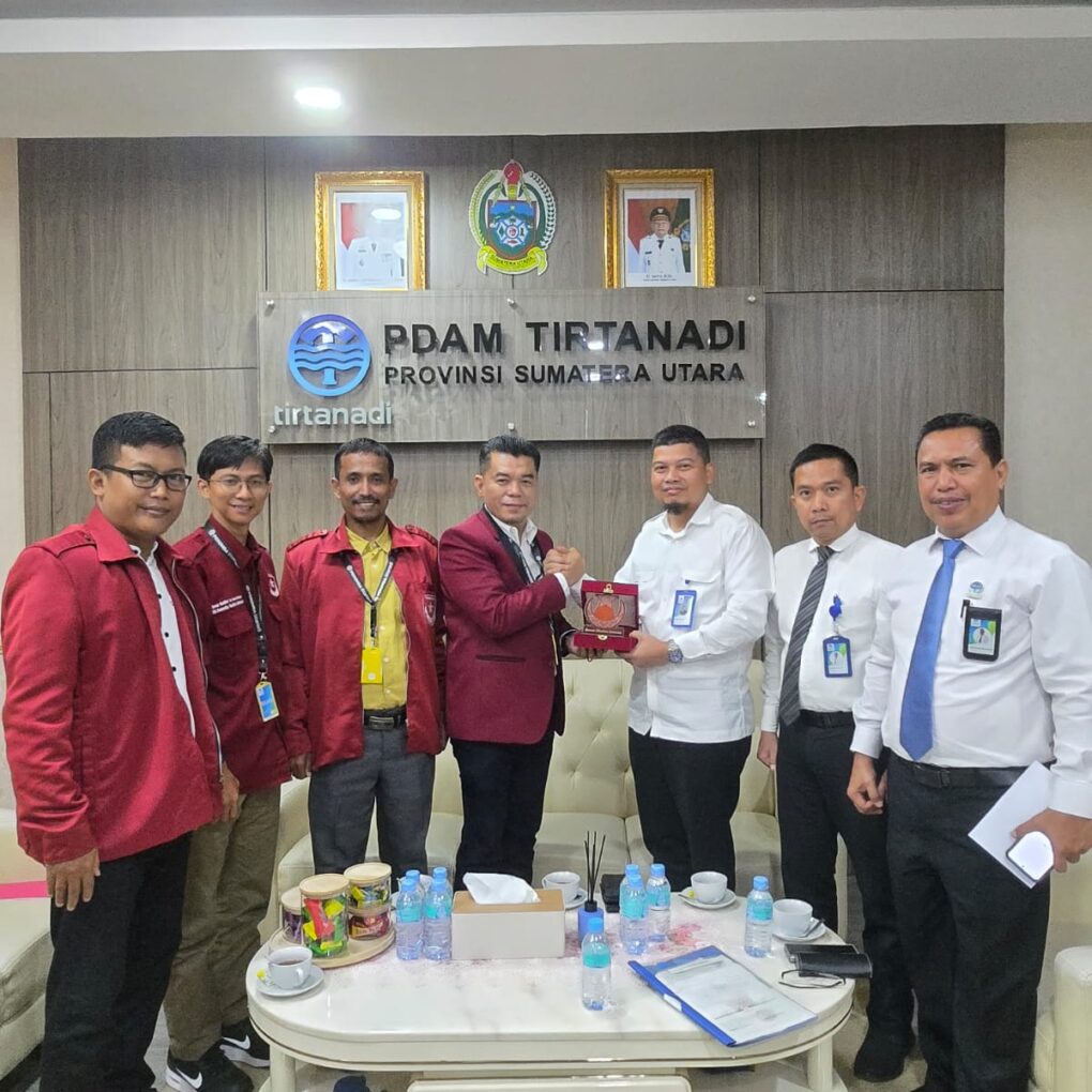 Ketua PW Pemuda Muslimin Indonesia Sumatera Utara, Jonson Sihaloho, SHi memberikan cindra mata Plakat Pemuda Muslimin Indonesia kepada Plt Dirut Ewin Putra SE, M.Si, Rabu (28/5), di ruangannya. Ist