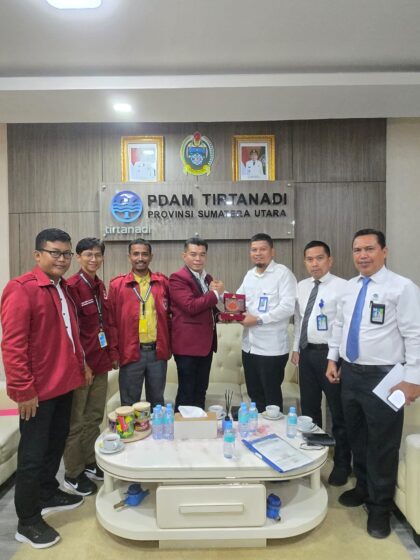 Ketua PW Pemuda Muslimin Indonesia Sumatera Utara, Jonson Sihaloho, SHi memberikan cindra mata Plakat Pemuda Muslimin Indonesia kepada Plt Dirut Ewin Putra SE, M.Si, Rabu (28/5), di ruangannya. Ist