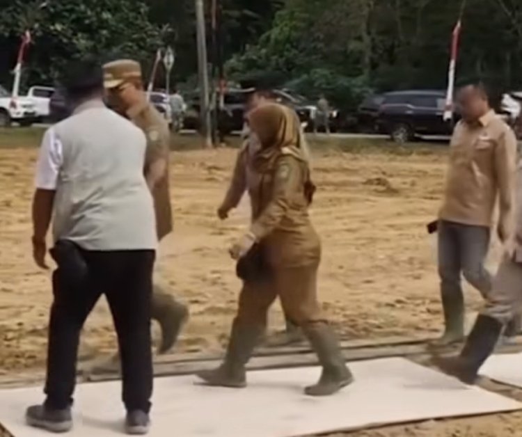 Ketika Pejabat Sedang Survei Proyek Harus Dialasi Triplek (kompas.com)