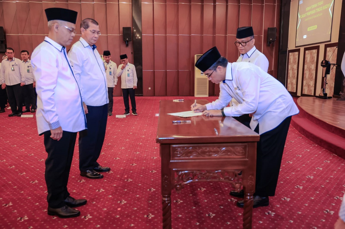 Menaker Yassierli Lantik Sekjen Baru Kemenaker Cris Kuntadi