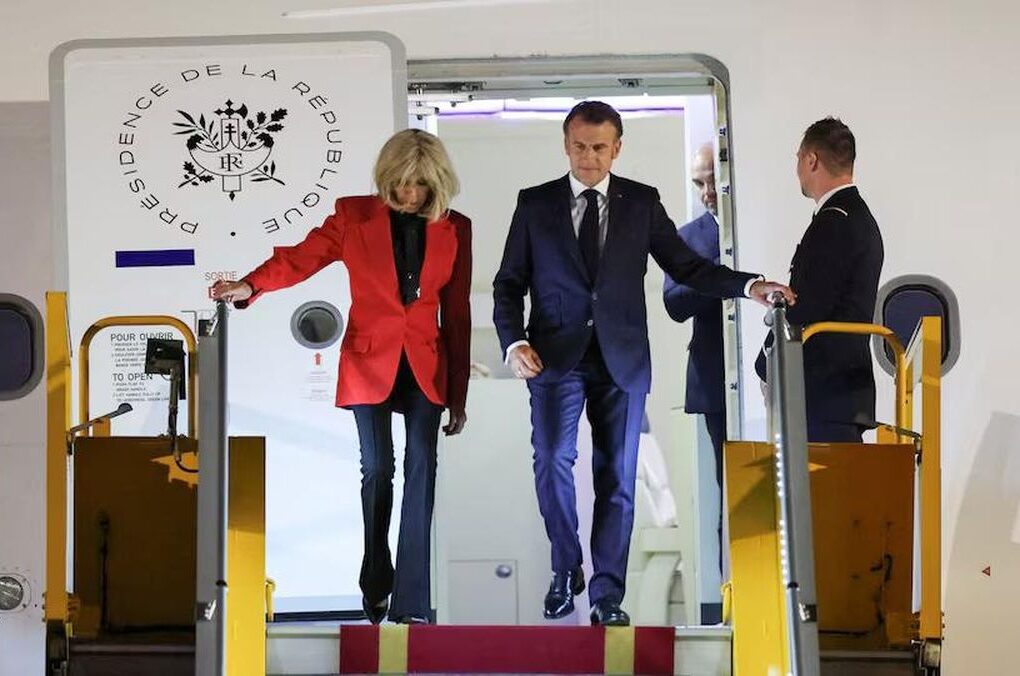 Presiden Prancis Macron Ditoyor Istri di Pesawat Jelang ke Indonesia
