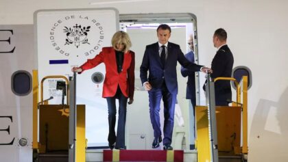 Presiden Prancis Macron Ditoyor Istri di Pesawat Jelang ke Indonesia