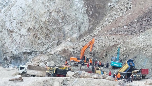 Longsor Tambang Gunung Kuda Cirebon Telan 14 Nyawa, Evakuasi Masih Berlangsung