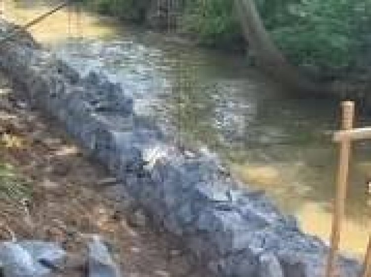 Proyek Turap Perumahan di Depok Bikin Kali Cikumpa Makin Sempit (lambeturah.co.id)