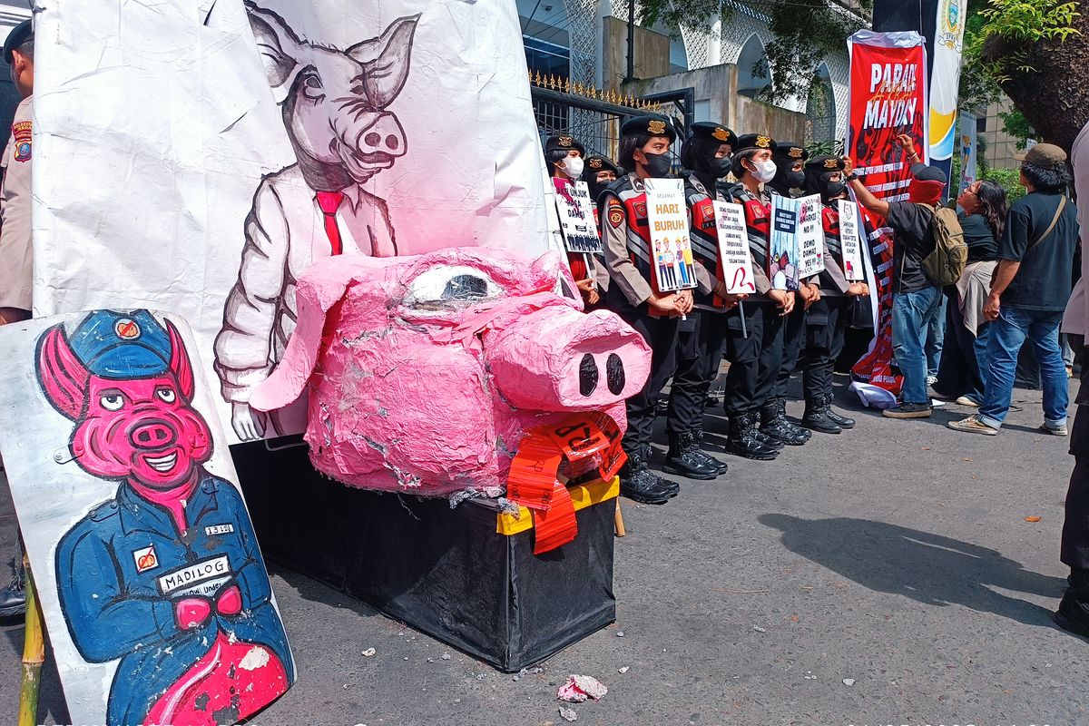 Replika Kepala Babi di Depan DPRD Sumut, Buruh Serukan Kesejahteraan di Hari Buruh Internasiona