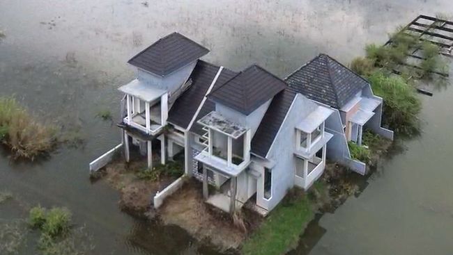 Rumah Mewah Viral di Tengah 'Danau' Jombang, Ternyata Simpan Kisah Mistis