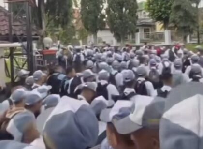 Siswa SMA di Sukabumi Ramai-Ramai Jalan Kaki Usai Pulang Sekolah (Foto: Lambeturah.co.id)