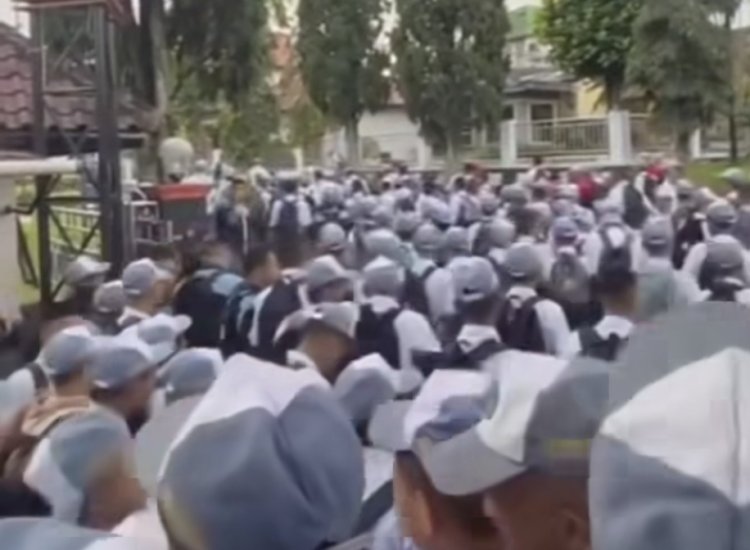 Siswa SMA di Sukabumi Ramai-Ramai Jalan Kaki Usai Pulang Sekolah (Foto: Lambeturah.co.id)