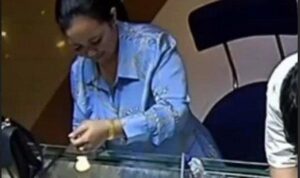Emak-Emak Curi Emas Rp120 Juta di Toko Perhiasan Bogor, Terekam CCTV dan Viral di Media Sosial