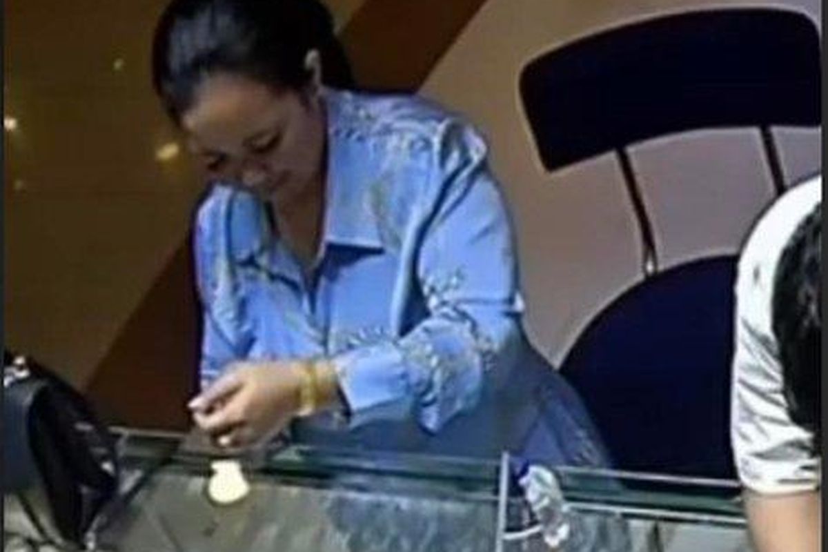 Emak-Emak Curi Emas Rp120 Juta di Toko Perhiasan Bogor, Terekam CCTV dan Viral di Media Sosial
