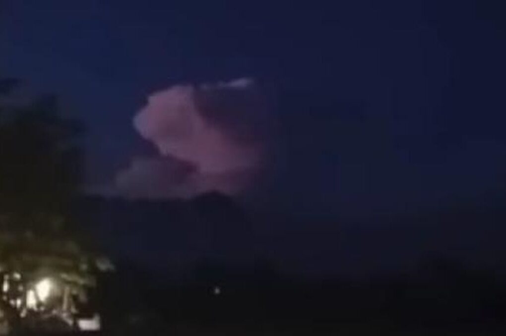 Kilatan Cahaya Misterius di Langit Gunung Kelud Picu Isu Erupsi, PVMBG Beri Penjelasan
