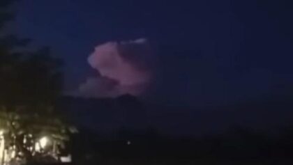 Kilatan Cahaya Misterius di Langit Gunung Kelud Picu Isu Erupsi, PVMBG Beri Penjelasan