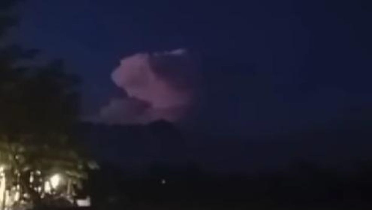 Kilatan Cahaya Misterius di Langit Gunung Kelud Picu Isu Erupsi, PVMBG Beri Penjelasan