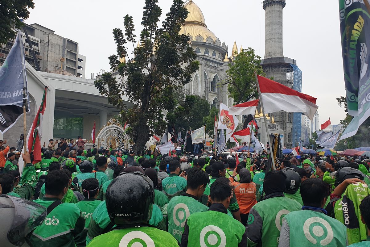 Tuntut Aturan Potongan Aplikator, Ratusan Ojol Demo di Depan Kantor Gubsu