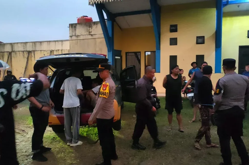 3 Remaja Bersenjata Golok Terlibat Tawuran di Depok, Dibekuk Warga di Depan Stadion