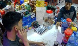 Viral Aksi Pria Nekat Bayar Beras Pakai Ijazah Palsu