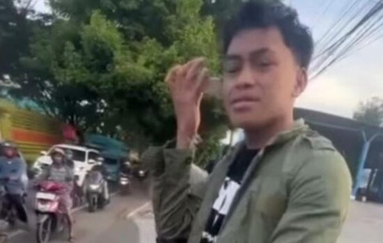 Viral Pemuda Anak Pensiunan Polri Acungkan Jari Tengah Saat Ditilang Polisi