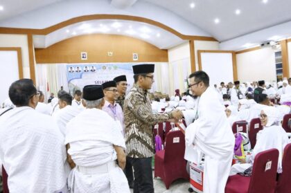 Wali Kota Lepas 239 Jemaah Calon Haji Asal Medan