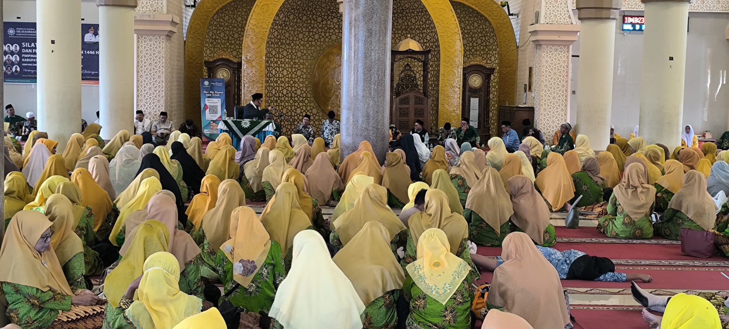 Foto jamaah Muhammadiyah Pasaman Barat saat berada di masjid Agung Baitil Ilmi Simpang Ampek saat gelar Silahturahmi dan Syawalan 1446 Hijriyah ( 1 Mei 2025 )
