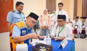 Wali Kota Padangsidimpuan Letnan Dalimunthe salah seorang Calhaj yang baru tiba di Asrama Haji Medan, Jum'at (2/5-25) dini hari. Foto : BP/Ist
