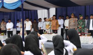 Bupati Tapanuli Selatan Gus Irawan Pasaribu dan Forkopimda menerima barisan Kafilah pawai Ta'aruf MTQ ke-57 tingkat Tapsel di mimbar kehormatan, Kamis (1/5-25). Foto : BP/Ist