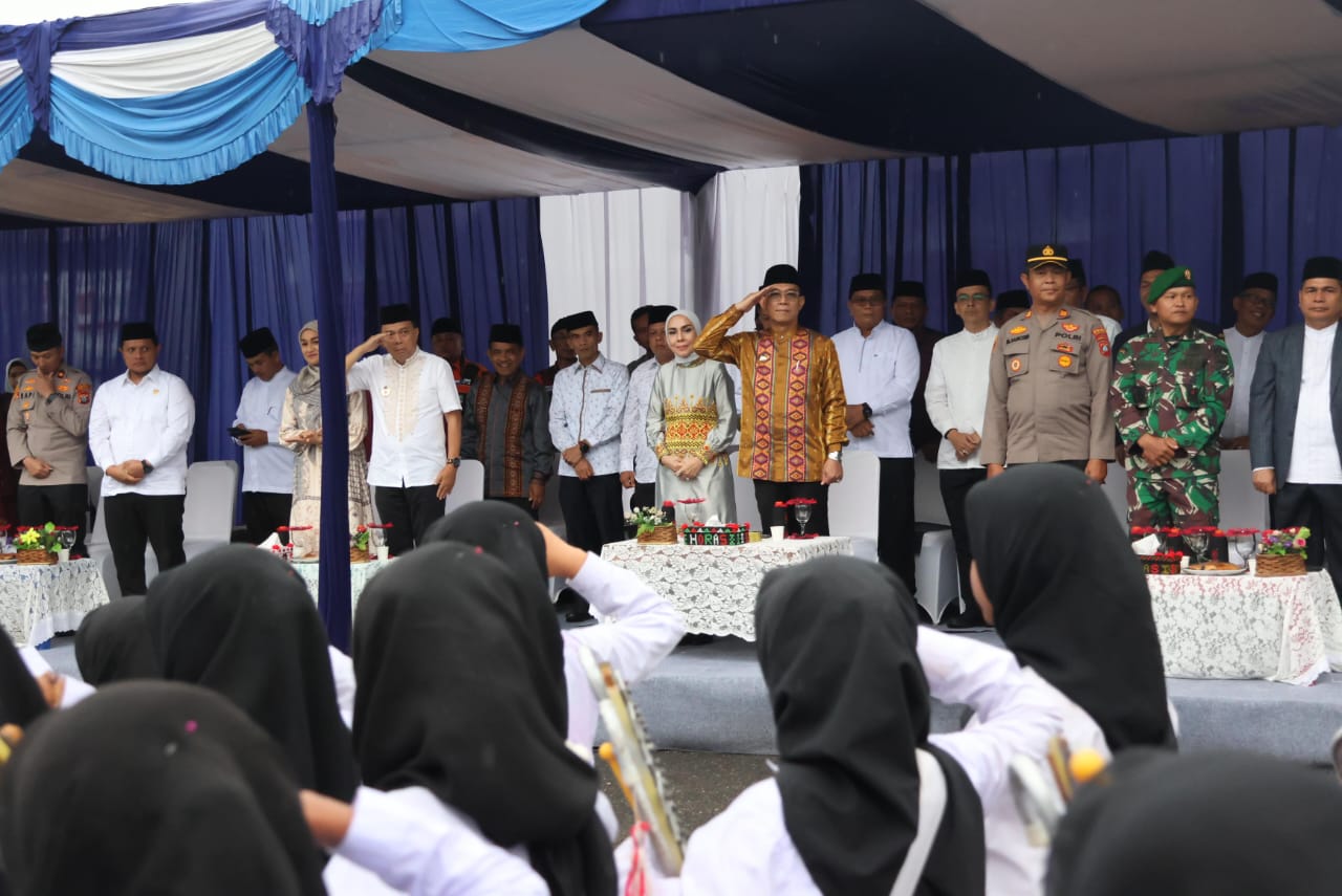 Bupati Tapanuli Selatan Gus Irawan Pasaribu dan Forkopimda menerima barisan Kafilah pawai Ta'aruf MTQ ke-57 tingkat Tapsel di mimbar kehormatan, Kamis (1/5-25). Foto : BP/Ist