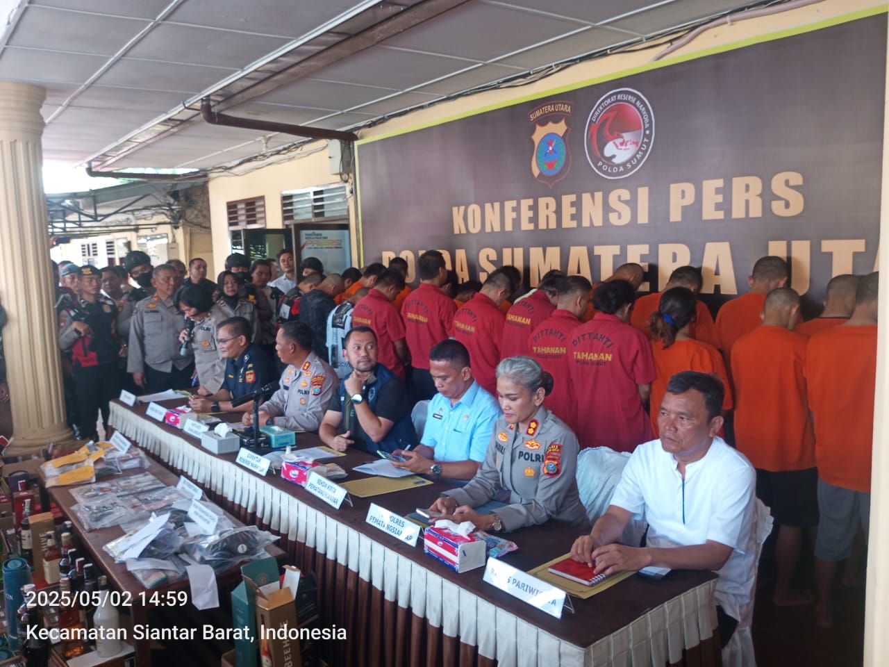 Direktur Reserse Narkoba Polda Sumut bersama dengan Kapolres Pematangsiantar dan Simalungun memaparkan kasus narkotika.(Istimewa).