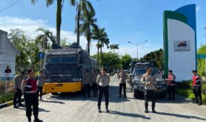 Hari Buruh 2025 di Deli Serdang Aman Terkendali, Ini Kata Kapolresta Medan, Batakpos.com - Kapolresta Deli Serdang Kombes Pol Hendria Lesmana SIK MSi turun langsung melaksanakan pengecekan personil di hari buruh 2025, Kamis (01/05/2025) Sebanyak total 440 personel gabungan dari Polresta Deli Serdang dan jajaran polsek dikerahkan dalam operasi pengamanan ini dan berjalanlah kondusif. Pasukan tersebut terdiri dari berbagai satuan, termasuk personel Dalmas awal, dalmas Inti, tim negosiator, tim tindak, serta tim kesehatan lapangan. Kapolresta Deli Serdang menegaskan pentingnya pendekatan yang humanis dalam mengawal aksi buruh.  Polresta Deli Serdang menghargai hak-hak buruh untuk menyampaikan aspirasi dan aparat kepolisian siap memfasilitasi kegiatan tersebut. "Kami telah menyiapkan personel yang cukup untuk memastikan seluruh kegiatan saudara-saudara buruh di Deli Serdang dapat berjalan dengan aman, tertib, dan lancar, tanpa mengganggu aktivitas masyarakat lainnya," ujar Kapolresta Deli Serdang, Jumat (2/5/2025). Fokus pengamanan area perkantoran pemerintahan, kawasan industri, pabrik, dan sejumlah ruas jalan protokol yang akan dilintasi oleh peserta aksi. Polresta Deli Serdang juga telah menjalin komunikasi intensif dengan perwakilan serikat buruh di Deli Serdang guna menyamakan persepsi dan koordinasi terkait teknis pelaksanaan kegiatan peringatan May Day.(BP7). Teks foto : Kapolresta Deli Serdang mengecek anggota.(Istimewa)