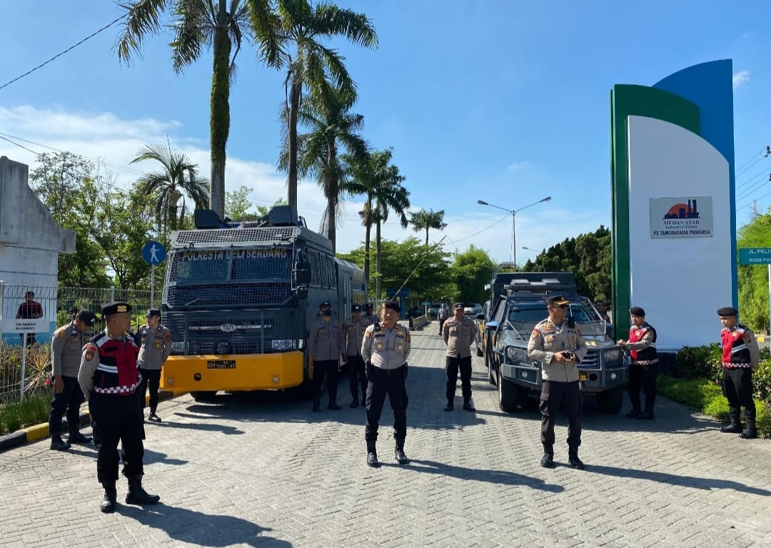 Hari Buruh 2025 di Deli Serdang Aman Terkendali, Ini Kata Kapolresta Medan, Batakpos.com - Kapolresta Deli Serdang Kombes Pol Hendria Lesmana SIK MSi turun langsung melaksanakan pengecekan personil di hari buruh 2025, Kamis (01/05/2025) Sebanyak total 440 personel gabungan dari Polresta Deli Serdang dan jajaran polsek dikerahkan dalam operasi pengamanan ini dan berjalanlah kondusif. Pasukan tersebut terdiri dari berbagai satuan, termasuk personel Dalmas awal, dalmas Inti, tim negosiator, tim tindak, serta tim kesehatan lapangan. Kapolresta Deli Serdang menegaskan pentingnya pendekatan yang humanis dalam mengawal aksi buruh.  Polresta Deli Serdang menghargai hak-hak buruh untuk menyampaikan aspirasi dan aparat kepolisian siap memfasilitasi kegiatan tersebut. "Kami telah menyiapkan personel yang cukup untuk memastikan seluruh kegiatan saudara-saudara buruh di Deli Serdang dapat berjalan dengan aman, tertib, dan lancar, tanpa mengganggu aktivitas masyarakat lainnya," ujar Kapolresta Deli Serdang, Jumat (2/5/2025). Fokus pengamanan area perkantoran pemerintahan, kawasan industri, pabrik, dan sejumlah ruas jalan protokol yang akan dilintasi oleh peserta aksi. Polresta Deli Serdang juga telah menjalin komunikasi intensif dengan perwakilan serikat buruh di Deli Serdang guna menyamakan persepsi dan koordinasi terkait teknis pelaksanaan kegiatan peringatan May Day.(BP7). Teks foto : Kapolresta Deli Serdang mengecek anggota.(Istimewa)