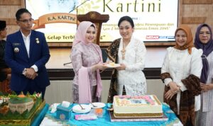 Ketua TPPKK Medan Airin Rico Waas memotong nasi tumpeng saat hari Kartini ke-146 di Gedung PKK Jalan Rotan Medan, Jumat (2/5/2025). BP/ist