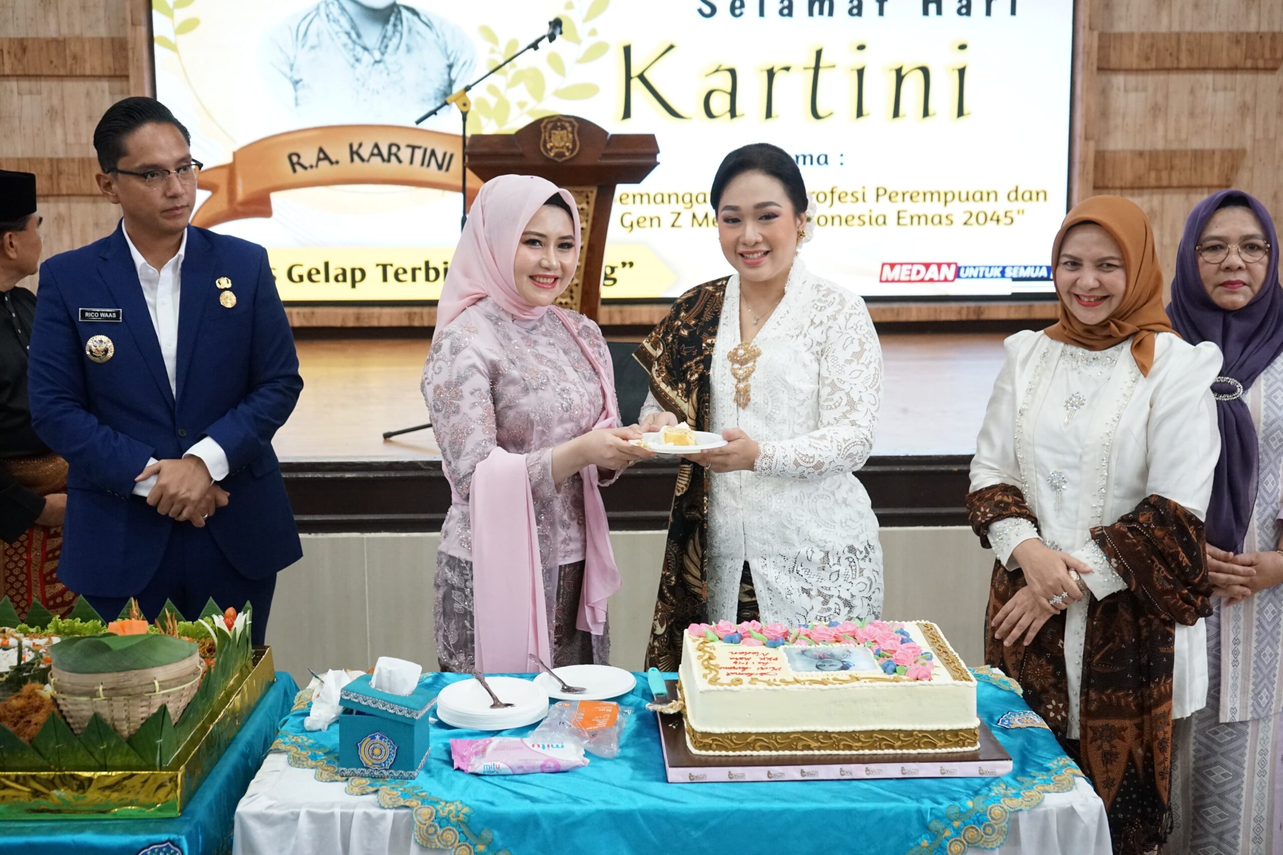 Ketua TPPKK Medan Airin Rico Waas memotong nasi tumpeng saat hari Kartini ke-146 di Gedung PKK Jalan Rotan Medan, Jumat (2/5/2025). BP/ist