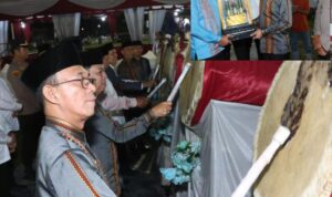 Bupati Tapanuli Selatan (Tapsel) Gus Irawan Pasaribu saat menyerahkan Piala Bergilir kepada Panitia MTQ untuk diperebutkan kembali yang ditandai dengan memukul Beduq, Kamis (1/5-25). Foto : BP/Ist