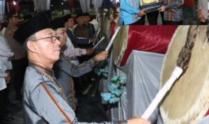 Bupati Tapanuli Selatan (Tapsel) Gus Irawan Pasaribu saat menyerahkan Piala Bergilir kepada Panitia MTQ untuk diperebutkan kembali yang ditandai dengan memukul Beduq, Kamis (1/5-25). Foto : BP/Ist