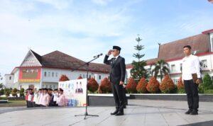 Bupati Tapanuli Selatan (Tapsel) Gus Irawan Pasaribu saat menjadi Irup di peringatan Hardiknas tahun 2025 di lapangan parade Kantor Bupati Tapsel, Jum'at (2/5-25). Foto : BP/Ist