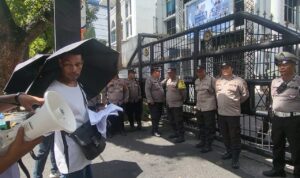 orang tua korban melakukan aksi damai di gedung DPRD Sumut.(Istimewa)