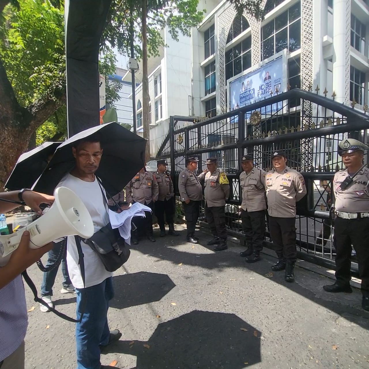 orang tua korban melakukan aksi damai di gedung DPRD Sumut.(Istimewa)