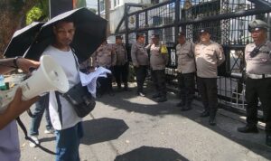 orang tua korban melakukan aksi damai di gedung DPRD Sumut.(Istimewa)