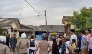Petugas kepolisian membubarkan tawuran di Belawan.(Istimewa)