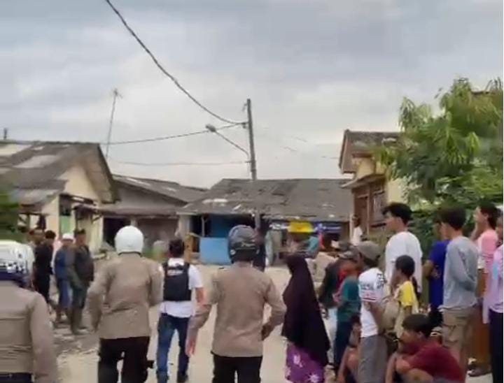 Petugas kepolisian membubarkan tawuran di Belawan.(Istimewa)