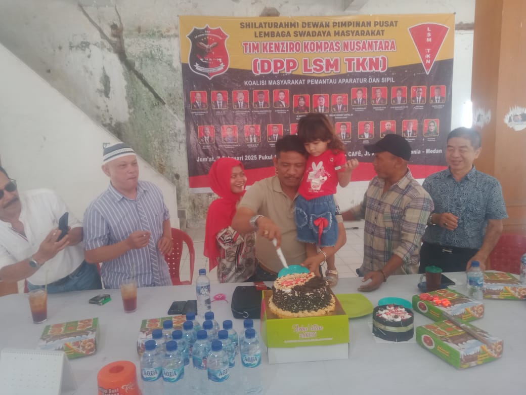 Ketua TKN Kompas Nusantara Adi Lubis didampingi isteri tercinta dan buah hatinya saat memotong kue hari jadi ke-49 di Kantor Jalan Prof HM Yamin Medan, Senin ( 5/5/2025)