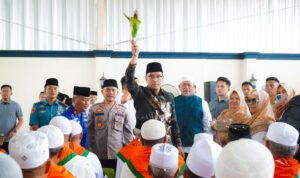 Wali Kota Medan Rico Wass saat tepung tawari calon jemaah haji. BP/ist