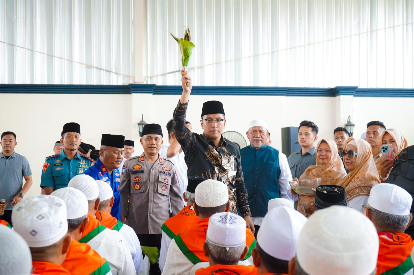 Wali Kota Medan Rico Wass saat tepung tawari calon jemaah haji. BP/ist