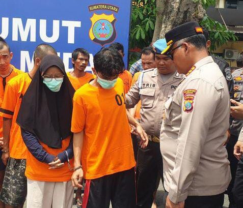 Kedua pelaku ketika diwawancarai Kapolrestabes Medan.(Istimewa).