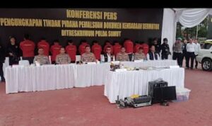 Kapolda Sumut, Irjen Whisnu bersama dengan anggotanya memaparkan pengungkapan kasus.(Istimewa).