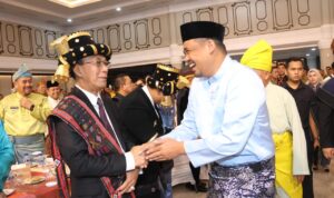 Bupati Tapsel Gus Irawan Pasaribu dengan berpakaian adat Angkola saat menghadiri Musrenbang Provsu 2026 di Aula Kantor Gubsu, Senin (5/5-25. Foto : BP/Ist