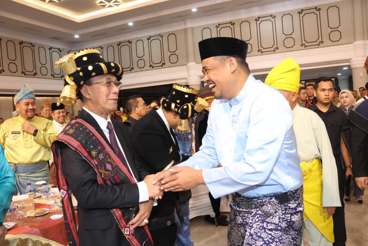 Bupati Tapsel Gus Irawan Pasaribu dengan berpakaian adat Angkola saat menghadiri Musrenbang Provsu 2026 di Aula Kantor Gubsu, Senin (5/5-25. Foto : BP/Ist