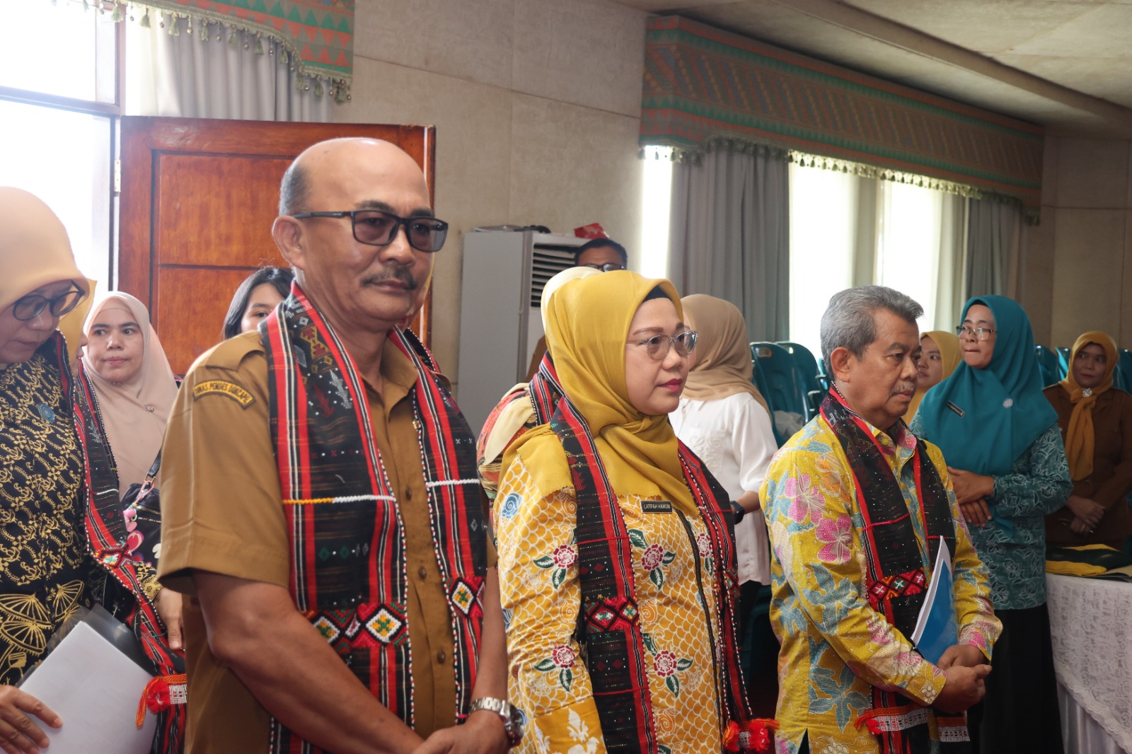 Tim Supervisi Provinsi Sumut saat disambut Ketua TP PKK Tapsel, Ny Murni Gus Irawan di Gedung Serbaguna Komplek Perkantoran Tapsel, Selasa (6/5-25). Foto : BP/Ist